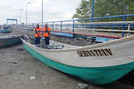 Capturados tres ecuatorianos que transportaban ilegalmente combustible ecuatoriano, en aguas del pacífico colombiano
