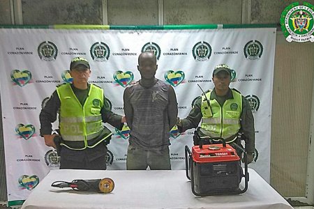 La Policía capturó a una cuando pretendía hurtar varios elementos de construcción