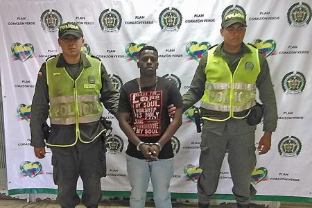 La policía capturó dos personas por el delito de porte ilegal de armas de fuego y fuga de preso