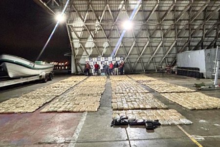 La Armada de Colombia incautó más de dos toneladas de marihuana en el Pacífico cerca de Buenaventura y capturó a cuatro personas