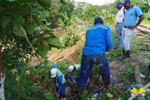 Creciente de quebrada provocó caída de 30 metros de tubería de 16 pulgadas del acueducto y afectó vía férrea