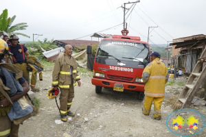 Luego de incendio en el barrio los Ángeles, bomberos repartieron agua a la comunidad 