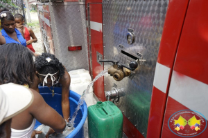 Luego de incendio en el barrio los Ángeles, bomberos repartieron agua a la comunidad 