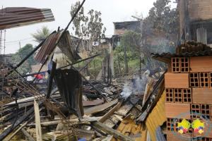 Luego de incendio en el barrio los Ángeles, bomberos repartieron agua a la comunidad 