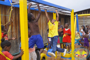 Club de Leones Buenaventura Monarca, entregó cancha de fútbol, parque infantil  y dos mejoramientos de vivienda en el barrio Miramar