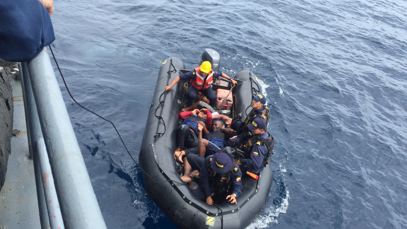 Armada Nacional rescató tres náufragos en el pacífico colombiano