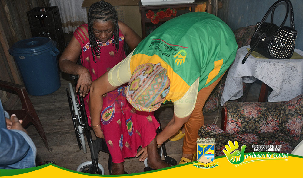 Gestora Social entregó silla de ruedas a una adulta mayor en condición de discapacidad