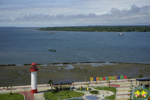 La Fundación Ideas Bahía de la Cruz es la encargada de administrar y mantener el malecón y/o parque Néstor Urbano Tenorio 