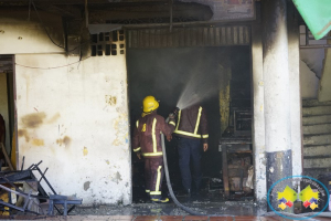 Bomberos voluntarios atendieron incendio estructural en la calle 5ª por el sector de la curva 