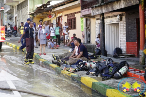 Bomberos voluntarios atendieron incendio estructural en la calle 5ª por el sector de la curva 