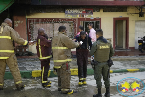 Bomberos voluntarios atendieron incendio estructural en la calle 5ª por el sector de la curva 