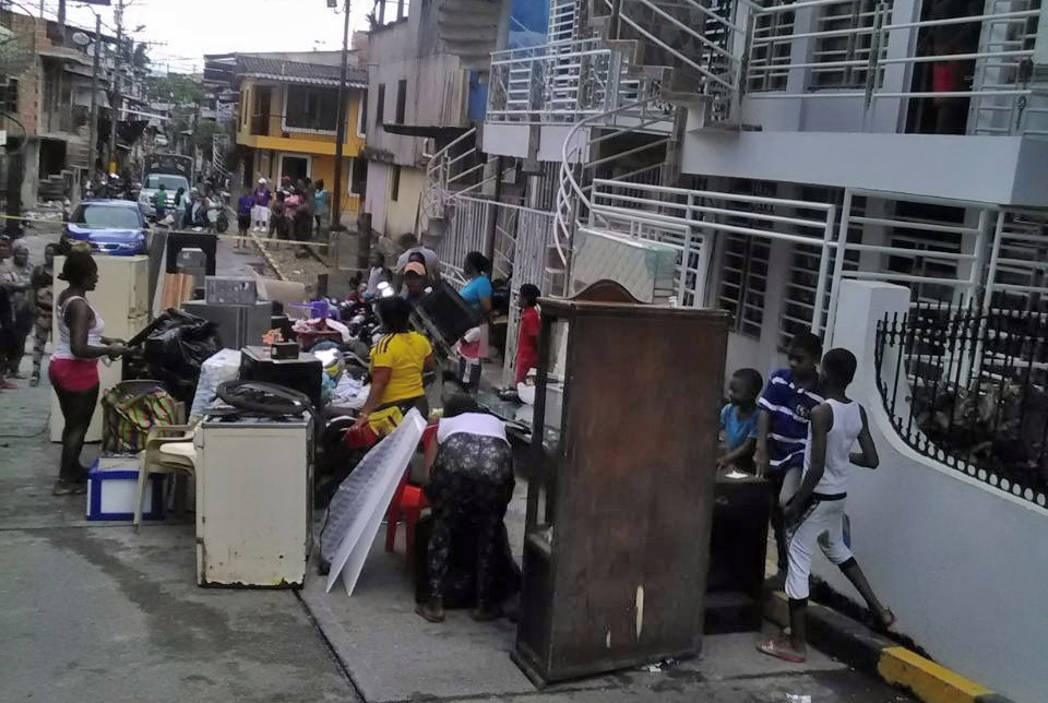 Bomberos evacúan familias en la calle Hollywood del barrio Cristóbal Colón por amenaza de colapso en viviendas