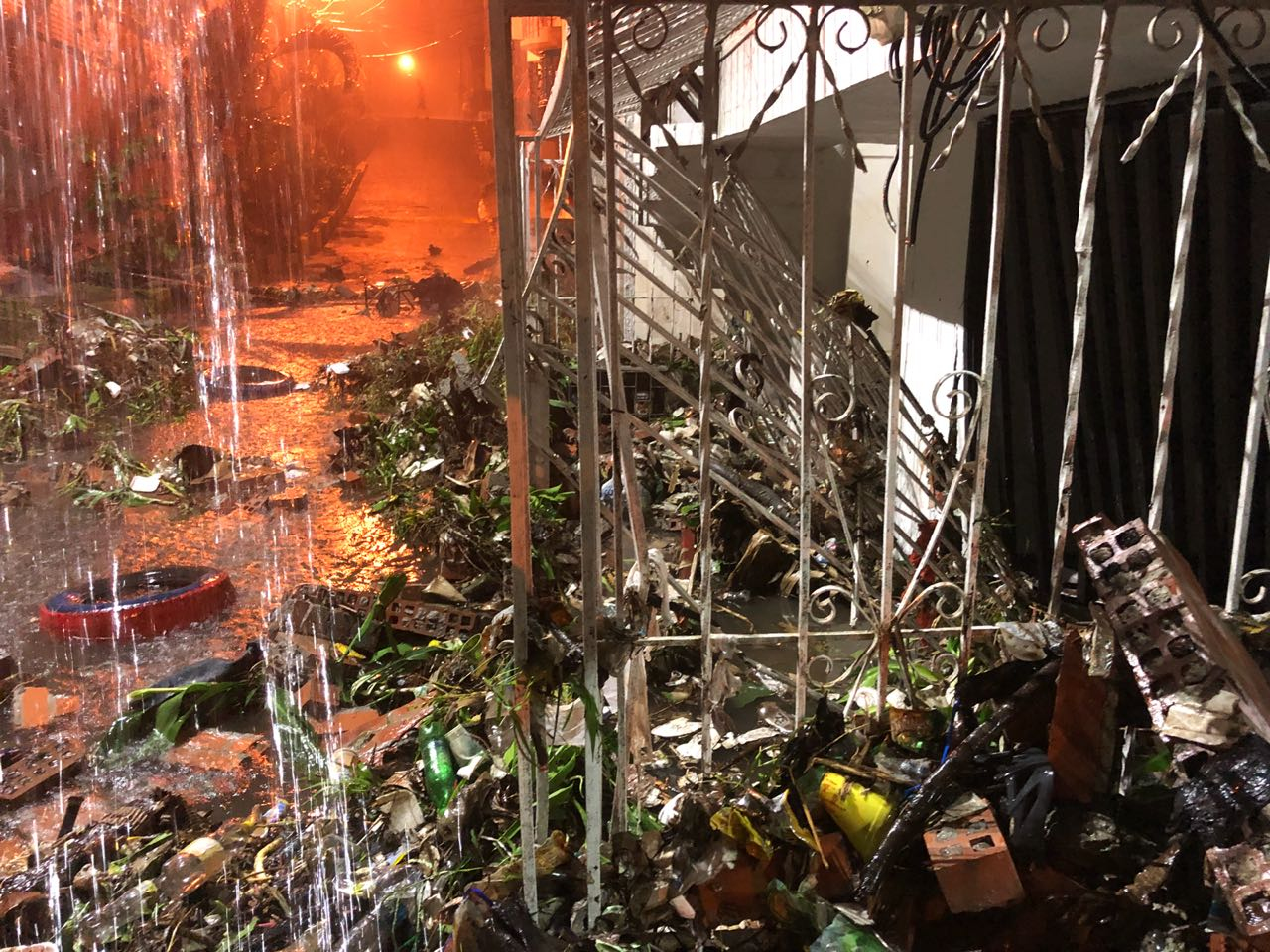 Funcionarios de Gestión del Riesgo se encuentran haciendo barrio en zonas afectadas por lluvias en Buenaventura 
