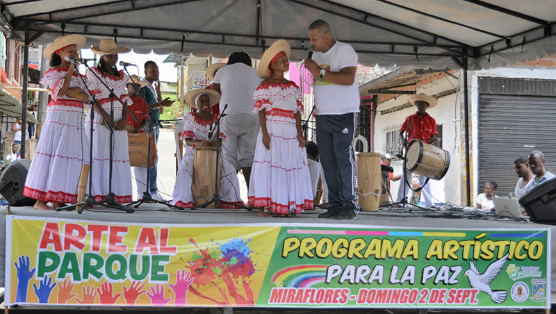 La comunidad del barrio Miraflores se gozó el evento Arte al Parque