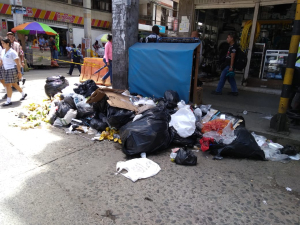Botadero en Córdoba sigue cerrado y la ciudad está inundada de basuras 