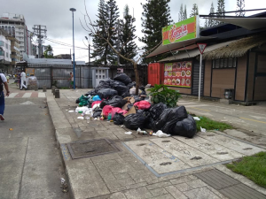 Botadero en Córdoba sigue cerrado y la ciudad está inundada de basuras 