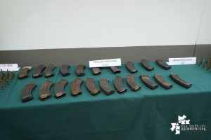 En diferentes operativos, la Policía capturó a ocho personas, incautó armas, material de guerra y recuperó de motocicleta