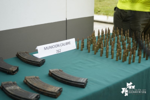 En diferentes operativos, la Policía capturó a ocho personas, incautó armas, material de guerra y recuperó de motocicleta