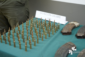En diferentes operativos, la Policía capturó a ocho personas, incautó armas, material de guerra y recuperó de motocicleta