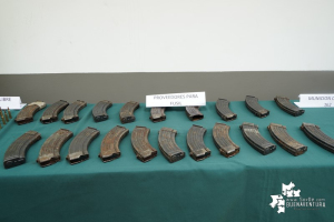 En diferentes operativos, la Policía capturó a ocho personas, incautó armas, material de guerra y recuperó de motocicleta