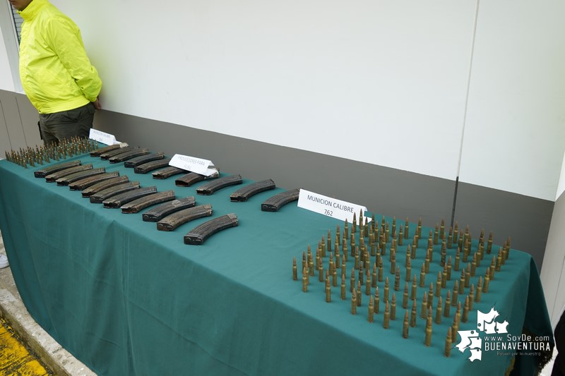 En diferentes operativos, la Policía capturó a ocho personas, incautó armas, material de guerra y recuperó de motocicleta