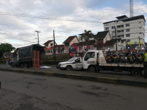 Murió una persona al chocar en su moto contra camión varado 