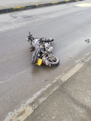 Murió una persona al chocar en su moto contra camión varado 