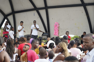 Niños y adultos disfrutaron de la tarde de juegos realizada por el Gestor Social en el Malecón Bahía de la Cruz 
