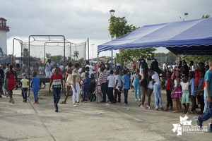 Niños y adultos disfrutaron de la tarde de juegos realizada por el Gestor Social en el Malecón Bahía de la Cruz 