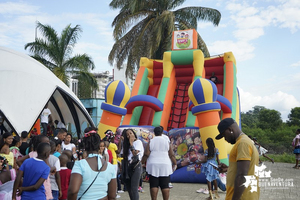 Niños y adultos disfrutaron de la tarde de juegos realizada por el Gestor Social en el Malecón Bahía de la Cruz 