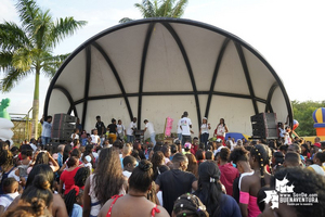 Niños y adultos disfrutaron de la tarde de juegos realizada por el Gestor Social en el Malecón Bahía de la Cruz 