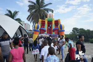 Niños y adultos disfrutaron de la tarde de juegos realizada por el Gestor Social en el Malecón Bahía de la Cruz 