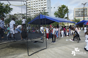 Niños y adultos disfrutaron de la tarde de juegos realizada por el Gestor Social en el Malecón Bahía de la Cruz 