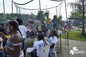 Niños y adultos disfrutaron de la tarde de juegos realizada por el Gestor Social en el Malecón Bahía de la Cruz 