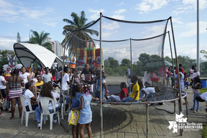 Niños y adultos disfrutaron de la tarde de juegos realizada por el Gestor Social en el Malecón Bahía de la Cruz 