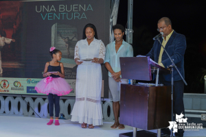 La Alcaldía Distrital de Buenaventura realizó condecoración a Fernando Montaño en lanzamiento de su libro