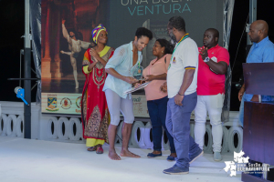 La Alcaldía Distrital de Buenaventura realizó condecoración a Fernando Montaño en lanzamiento de su libro