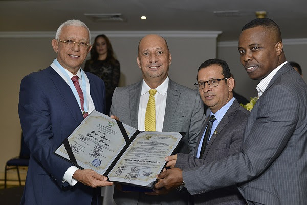El Congreso de la República de Colombia condecoró al director de la CVC, Rubén Darío Materón Muñoz