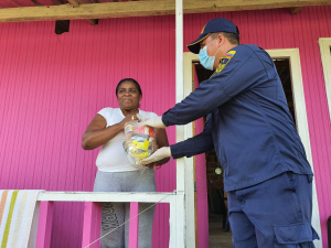 La Armada de Colombia entregó 590 mercados en Juanchaco