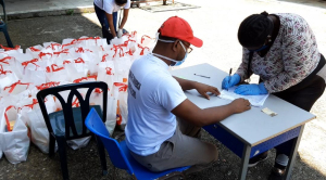 La Alcaldía Distrital entregó mercados a vendedores ambulantes, pacientes renales, y con tuberculosis