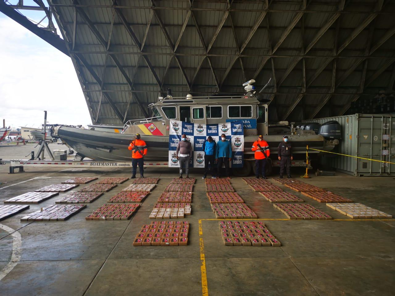 La Armada de Colombia incautó 901 kilos de clorhidrato de cocaína en una lancha que se desplazaba por el sur de Buenaventura
