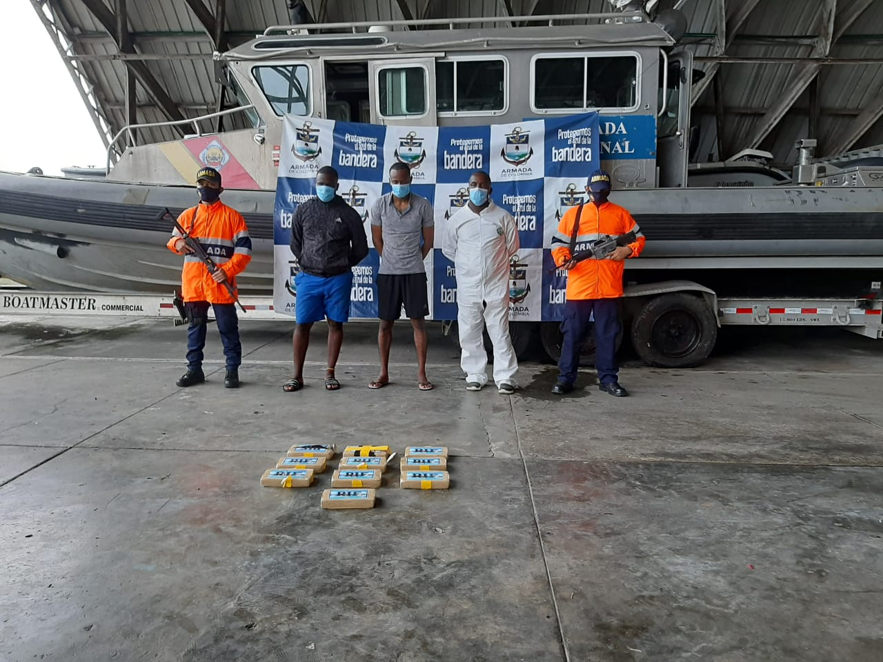Un juez dictó medida de aseguramiento contra tres hombres que estarían traficando cocaína en una lancha langostera en Buenaventura