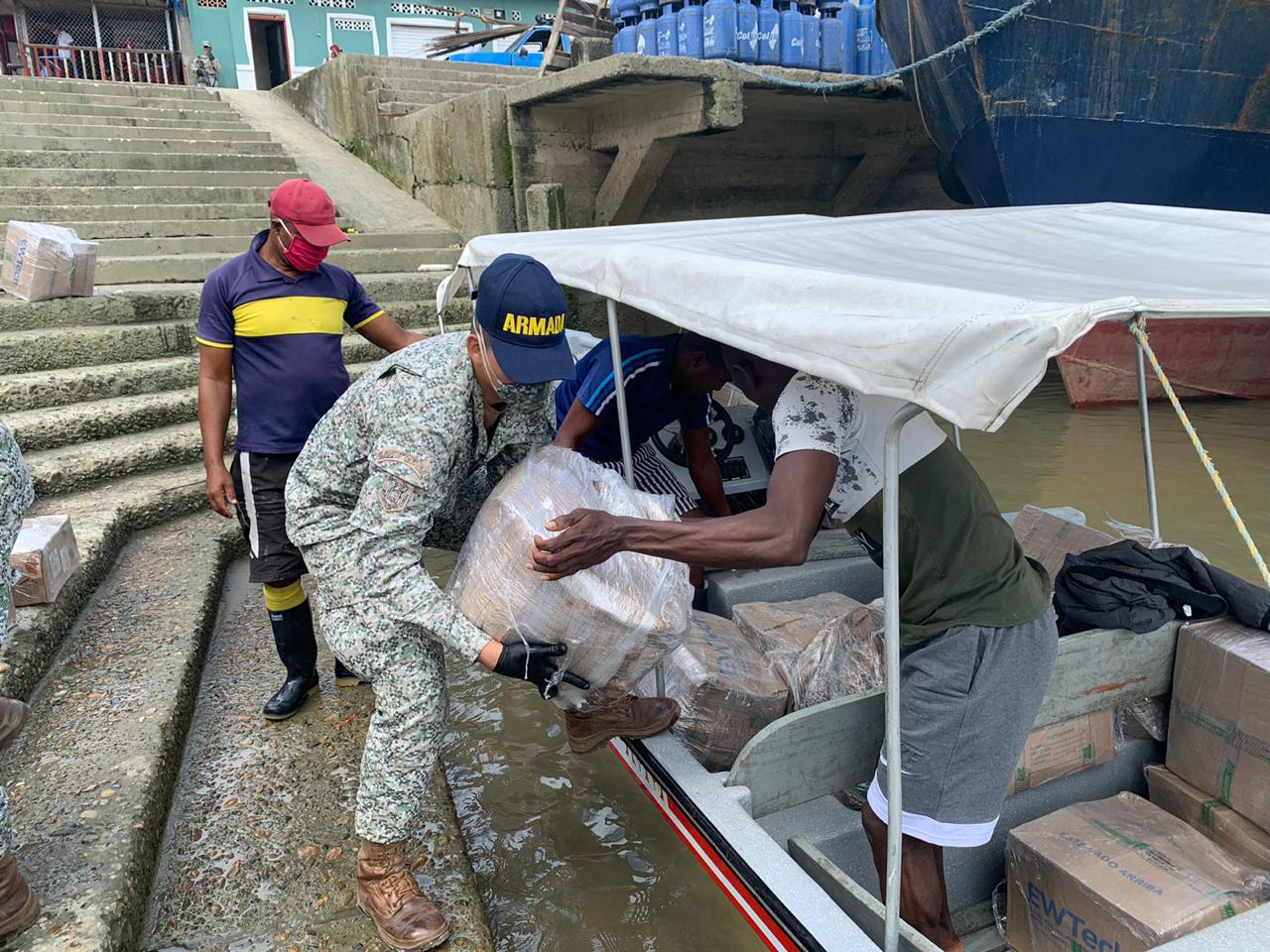 La Armada de Colombia sigue entregando ayudas humanitarias en el pacífico