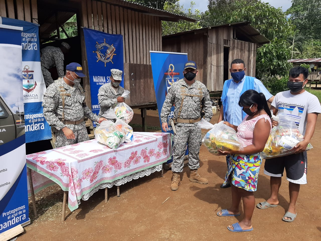 La Armada de Colombia llevó ayudas humanitarias a indígenas de Bahía Solano, Chocó