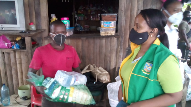 Entregaron ayudas humanitarias a recicladores del botadero de basuras de Córdoba en Buenaventura