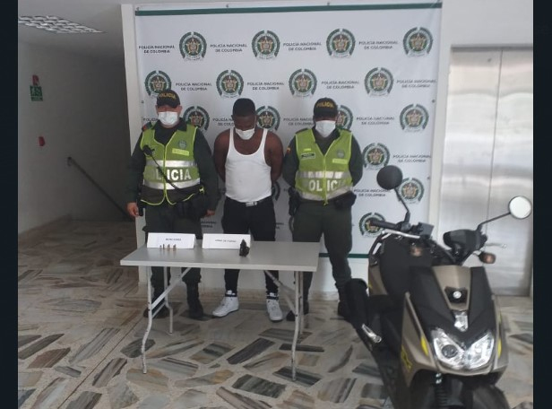 La Policía en Buenaventura capturó una persona señalada de ser reincidente en cometer el delito de porte ilegal de armas de fuego y municiones