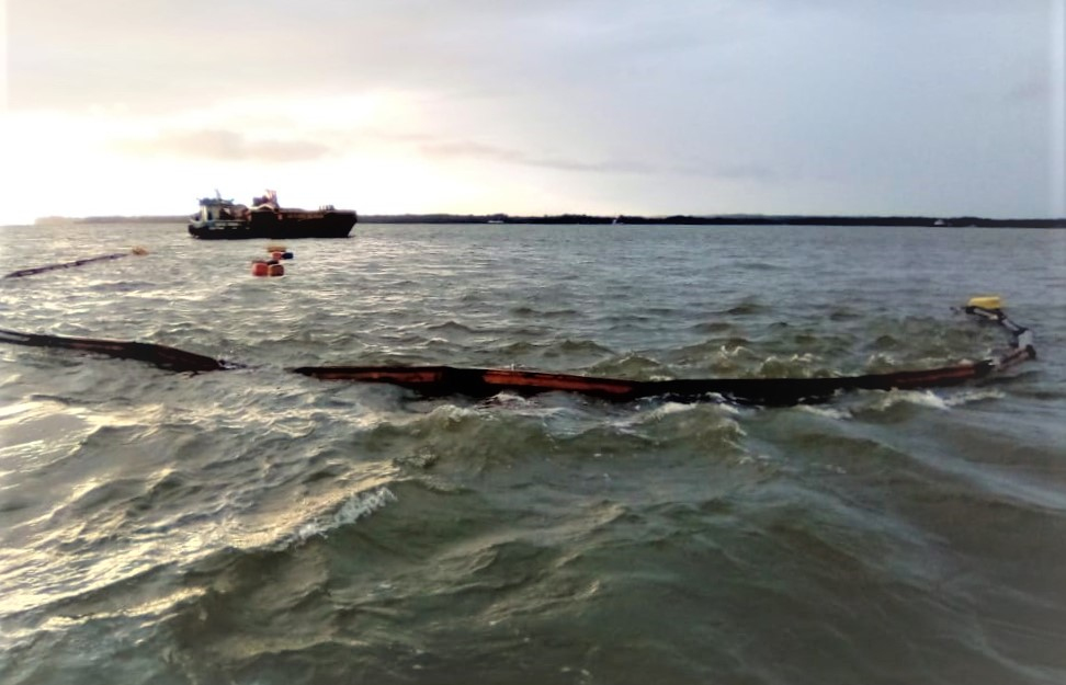 La DIMAR y autoridades de Buenaventura unen capacidades para atender emergencia en el Estero San Antonio por hundimiento parcial de draga