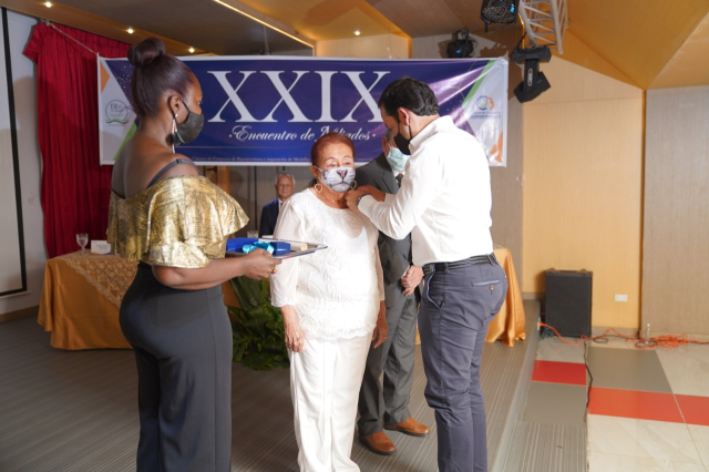 Se realizó la imposición de medallas a los méritos, Comercial, Industrial y/o de Servicios y Cívico en el XXIX Encuentro de Afiliados de la Cámara de Comercio de Buenaventura 