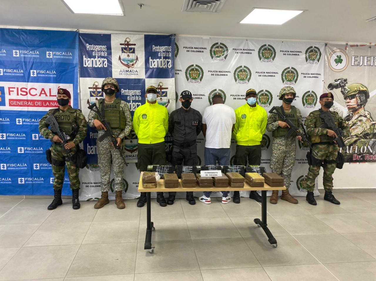 Fue judicializada una persona que habría arrojado 37 paquetes de cocaína a techos de viviendas vecinas 