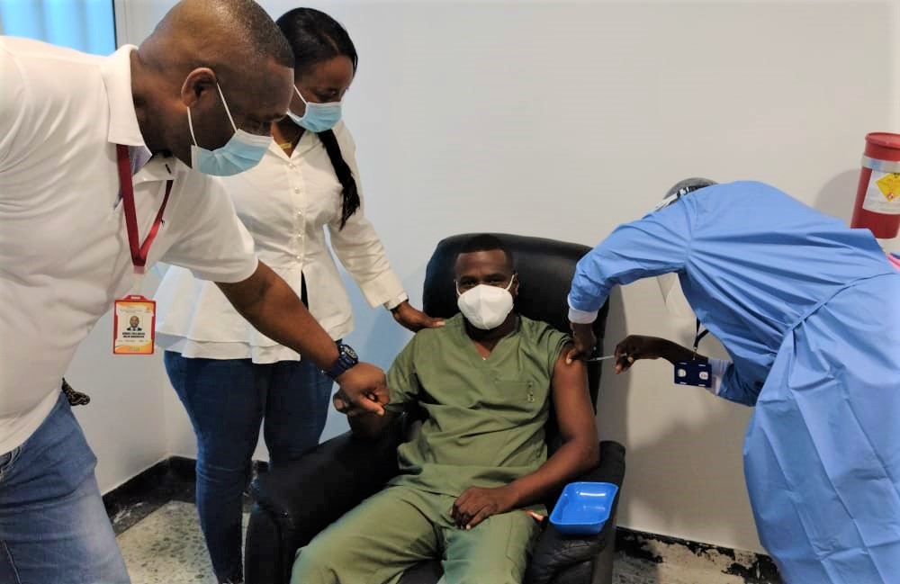 Las primeras 78 vacunas contra la COVID-19 fueron aplicadas a igual números de personal de salud de primera línea de atención en Buenaventura 